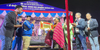 लोक गायिका माया गुरुङलाई लोकदोहोरी महाधिवेशनमा सम्मान